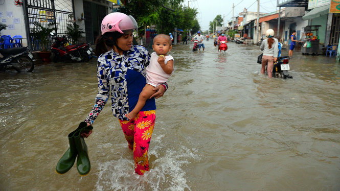 [-]Ngày[-]thứ[-]2[-]dân[-]TP.HCM[-]“vật[-]lộn”[-]với[-]đỉnh[-]triều[-]cường